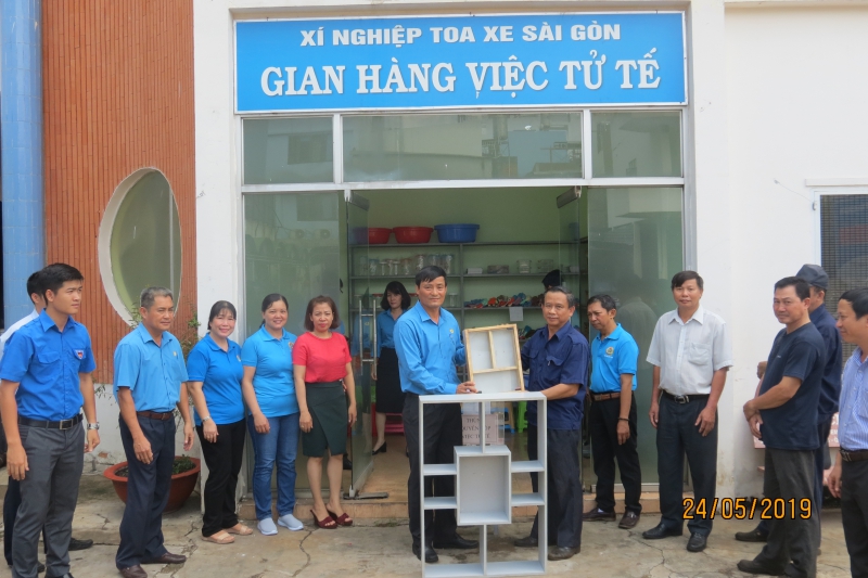 Gian hàng Việc tử tế của Xí nghiệp Toa xe Sài Gòn hưởng ứng Tháng Công nhân 2019