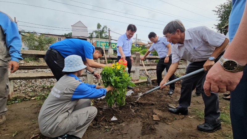 PHÁT ĐỘNG PHONG TRÀO "ĐƯỜNG TÀU - ĐƯỜNG HOA' TẠI KHU VỰC SÀI GÒN - BÌNH DƯƠNG